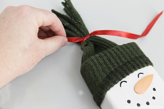 20 minutes is all you need to make this darling little inexpensive wooden snowman Christmas decor. Plus he won't melt! Great project for kids too!