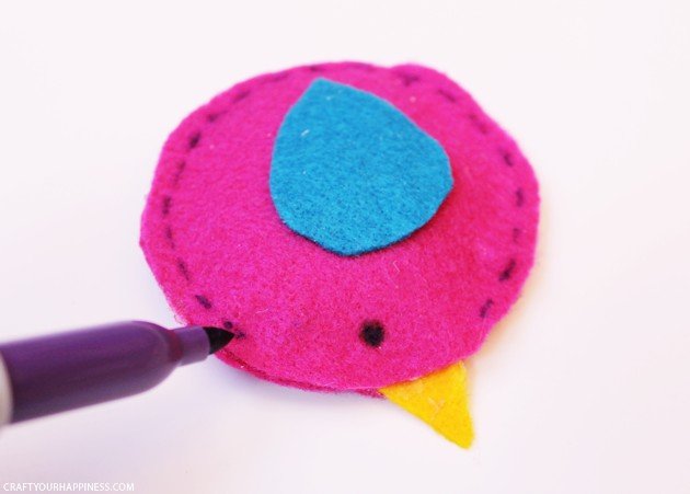 These little birdie DIY hand warmers are great for sticking in kid’s pockets on a cold winter day. Best of all they are no sew! All they take is a little felt, rice, a glue gun and black marker. Place them in a microwave for 10 to 15 seconds as needed! We have two size patterns for you.