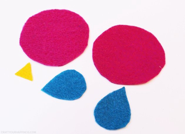 These little birdie DIY hand warmers are great for sticking in kid’s pockets on a cold winter day. Best of all they are no sew! All they take is a little felt, rice, a glue gun and black marker. Place them in a microwave for 10 to 15 seconds as needed! We have two size patterns for you.