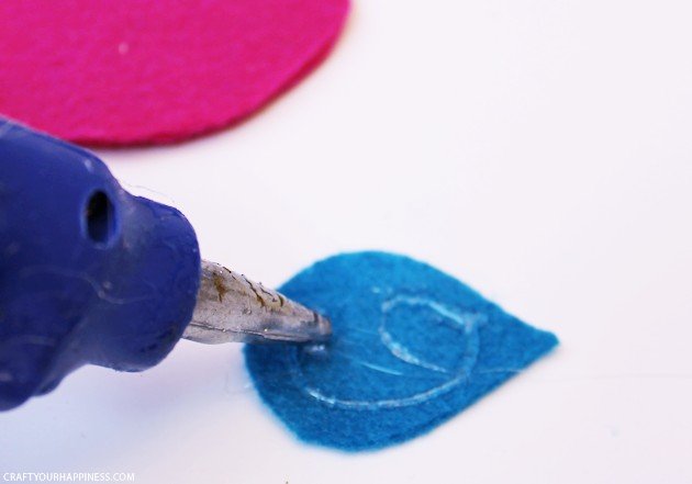 These little birdie DIY hand warmers are great for sticking in kid’s pockets on a cold winter day. Best of all they are no sew! All they take is a little felt, rice, a glue gun and black marker. Place them in a microwave for 10 to 15 seconds as needed! We have two size patterns for you.