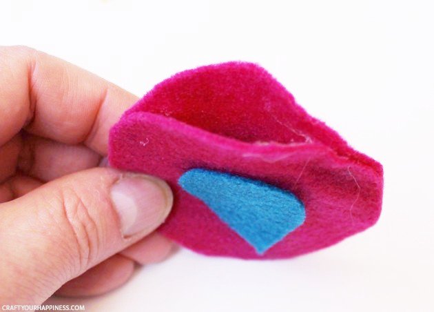 These little birdie DIY hand warmers are great for sticking in kid’s pockets on a cold winter day. Best of all they are no sew! All they take is a little felt, rice, a glue gun and black marker. Place them in a microwave for 10 to 15 seconds as needed! We have two size patterns for you.