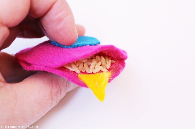 These little birdie DIY hand warmers are great for sticking in kid’s pockets on a cold winter day. Best of all they are no sew! All they take is a little felt, rice, a glue gun and black marker. Place them in a microwave for 10 to 15 seconds as needed! We have two size patterns for you.