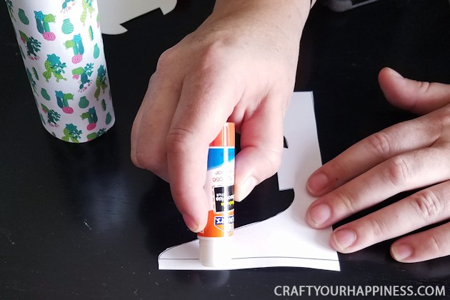 From trash to treasure, this simple upcycle project turns a toilet paper roll into a beautiful DIY cell phone stand in under 5 minutes. Free print download!