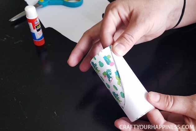 From trash to treasure, this simple upcycle project turns a toilet paper roll into a beautiful DIY cell phone stand in under 5 minutes. Free print download!