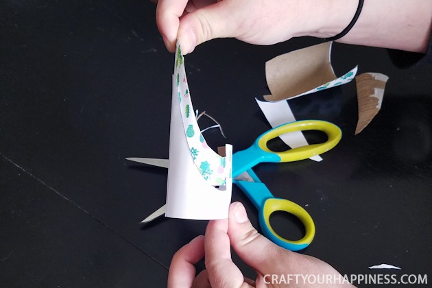 From trash to treasure, this simple upcycle project turns a toilet paper roll into a beautiful DIY cell phone stand in under 5 minutes. Free print download!