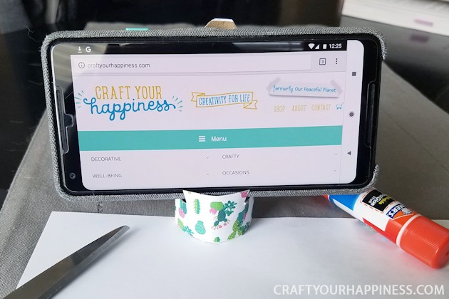 From trash to treasure, this simple upcycle project turns a toilet paper roll into a beautiful DIY cell phone stand in under 5 minutes. Free print download!