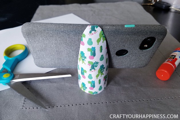 From trash to treasure, this simple upcycle project turns a toilet paper roll into a beautiful DIY cell phone stand in under 5 minutes. Free print download!