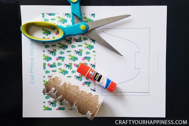 From trash to treasure, this simple upcycle project turns a toilet paper roll into a beautiful DIY cell phone stand in under 5 minutes. Free print download!