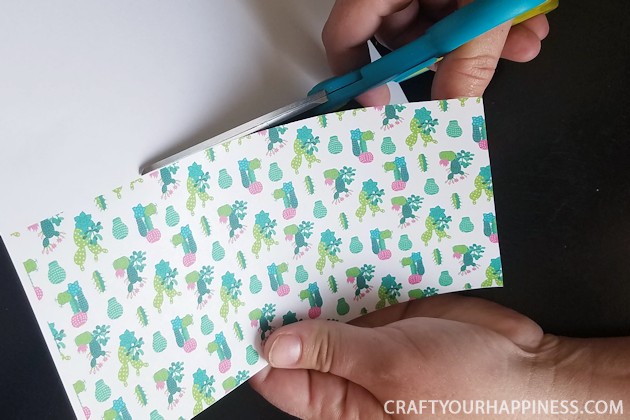 From trash to treasure, this simple upcycle project turns a toilet paper roll into a beautiful DIY cell phone stand in under 5 minutes. Free print download!