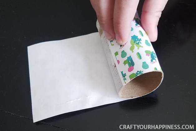 From trash to treasure, this simple upcycle project turns a toilet paper roll into a beautiful DIY cell phone stand in under 5 minutes. Free print download!