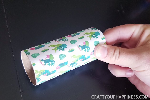 From trash to treasure, this simple upcycle project turns a toilet paper roll into a beautiful DIY cell phone stand in under 5 minutes. Free print download!