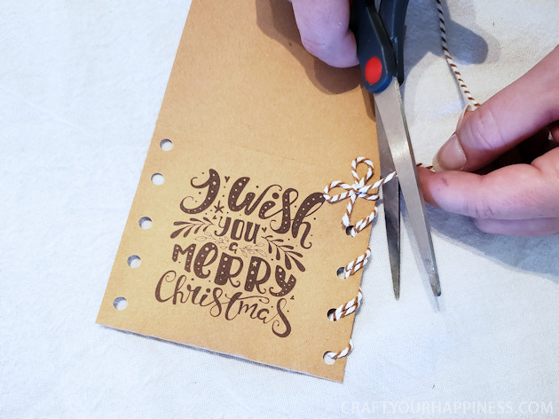 Add extra cheer to your holiday meals with our 7 FREE Christmas printables utensil pouches! Quick & easy to make, plastic utensils never looked so good!