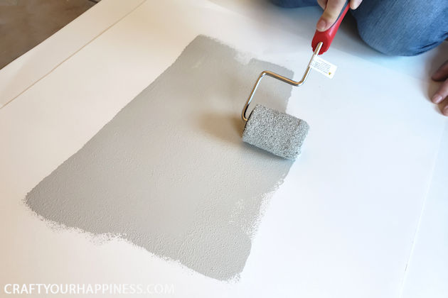 Use this awesome trick to test out different paint colors for your walls without painting swatches directly onto them! PLUS download a FREE paint planner!