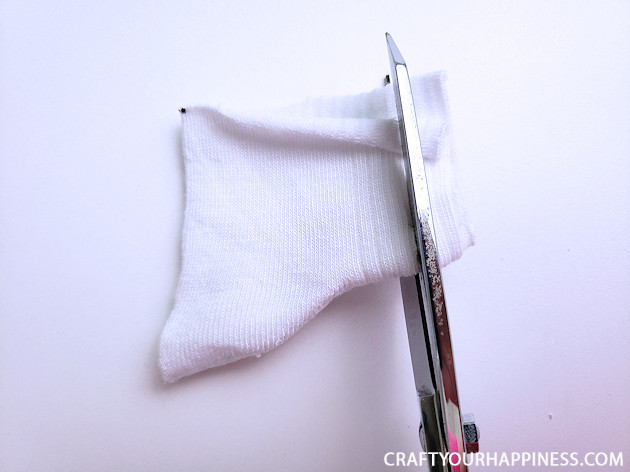 Simple DIY No-Sew Face Mask From a Sock